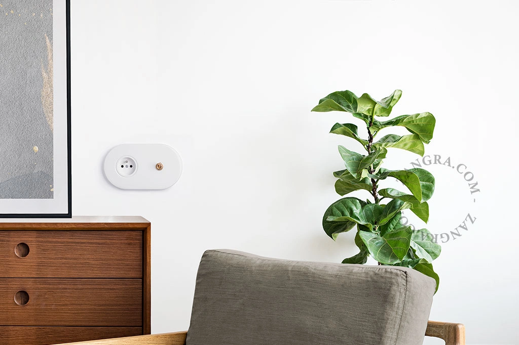 tomada embutida em branco e interruptor bidirecional ou simples - alavanca em latão bruto
