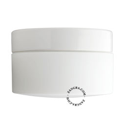 Rund lampe i hvidt porcelæn.