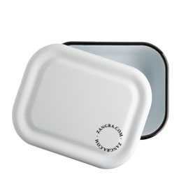 Witte emaille ovenschaal met een diameter van 22 cm.