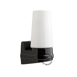 Skandinavisk lampe fra 1960'erne i sort porcelæn.