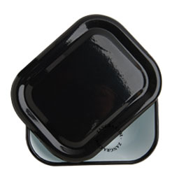 Zwarte emaille ovenschaal met een diameter van 22 cm.