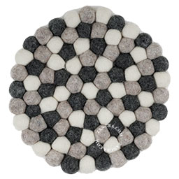 Onderzetter met vilten bolletjes.