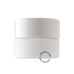 Rund lampe i hvidt porcelæn.