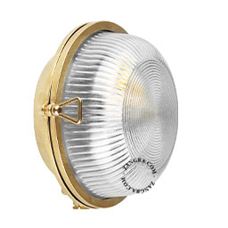 Udendørs rå messing skotlampe med prismatisk glas.