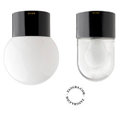 Sort porcelænslampe med glasskærm.