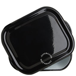 Zwarte emaille ovenschaal met een diameter van 34 cm.