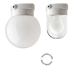 Hvid lampe med glasskærm.