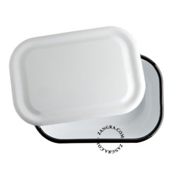 Witte emaille ovenschaal met een diameter van 17 cm.