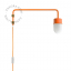 Aplique de pared naranja con brazo giratorio y globo de vidrio.