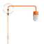Aplique de pared naranja con brazo giratorio y globo de vidrio.