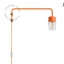 Aplique de pared naranja con brazo giratorio y globo de vidrio.