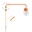 Aplique de pared naranja con brazo giratorio y globo de vidrio.