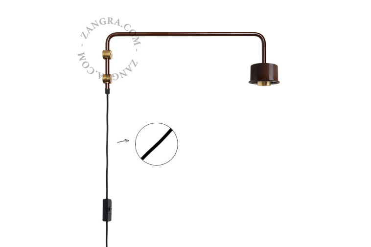 Bruine pivoterende wandlamp met zwenkarm.