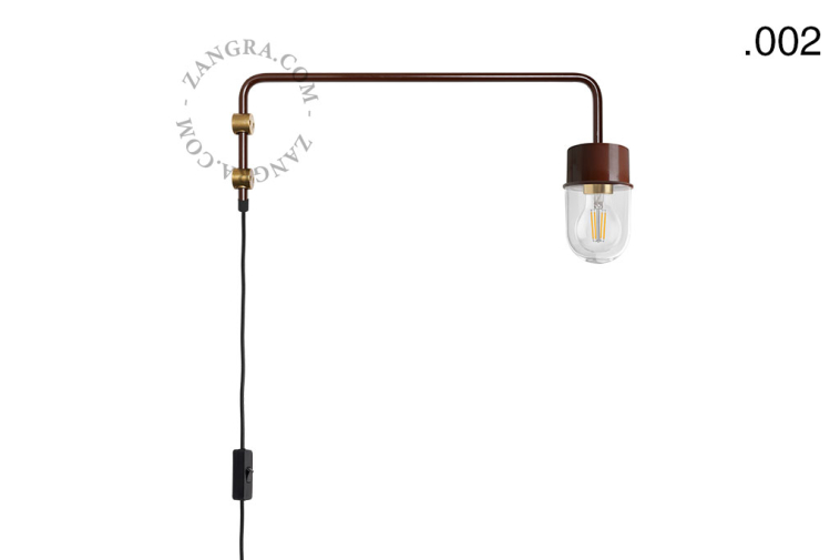 Bruine pivoterende wandlamp met zwenkarm.