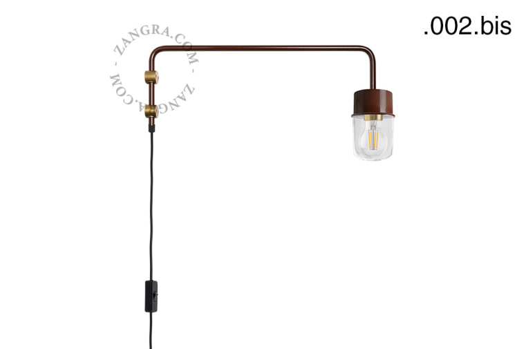 Bruine pivoterende wandlamp met zwenkarm.