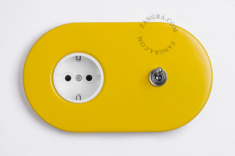 prise electrique jaune avec un interrupteur va-et-vient en laiton nickele