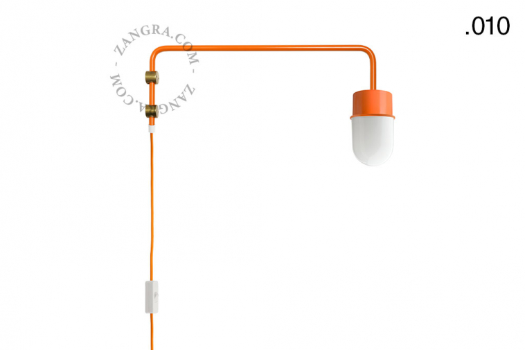 Aplique de pared naranja con brazo giratorio y globo de vidrio.