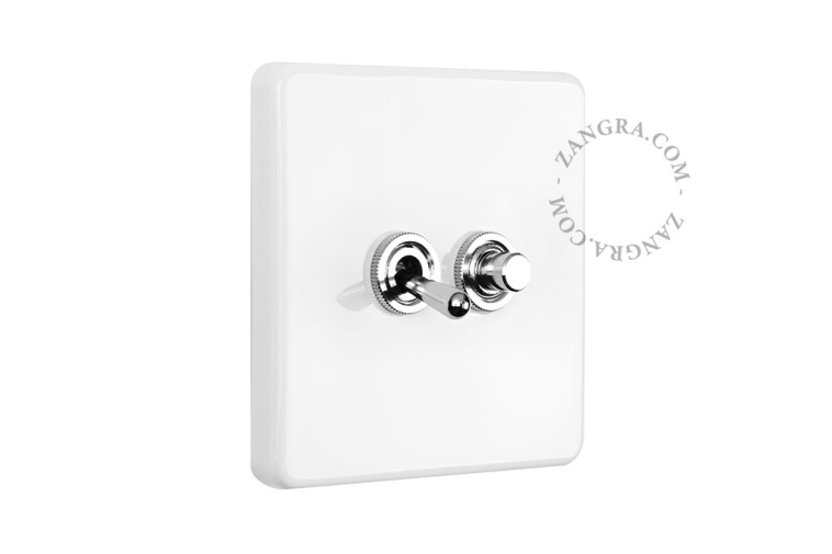 Weißer quadratischer Schalter aus Porzellan.