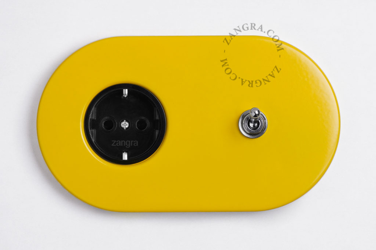 prise electrique jaune avec un interrupteur va-et-vient en laiton nickele
