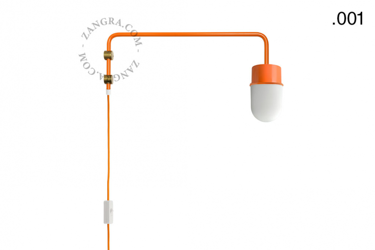 Aplique de pared naranja con brazo giratorio y globo de vidrio.