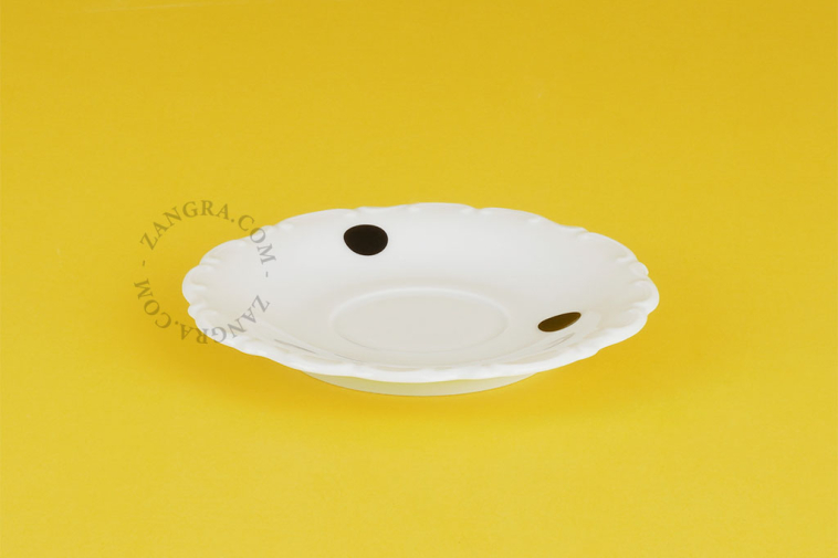 Svartprickigt porslinsfat– Ø 12 cm.