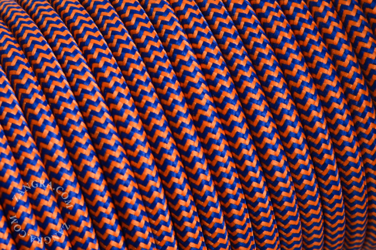 Blå och orange sicksack-tygkabel.