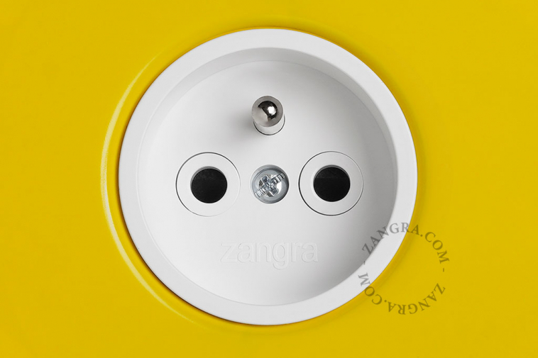 prise electrique jaune avec un interrupteur va-et-vient en laiton nickele