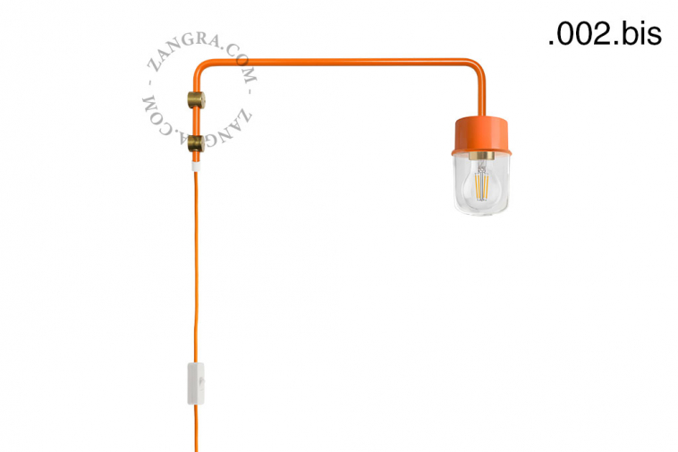 Aplique de pared naranja con brazo giratorio y globo de vidrio.