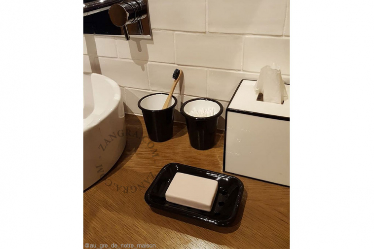 Portasapone in smalto nero.