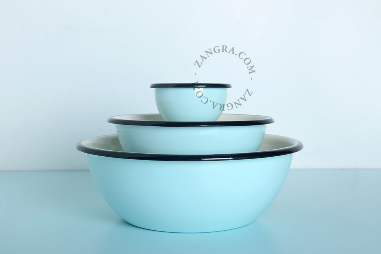 Blauwe kom in emaille met een diameter van 16 cm.