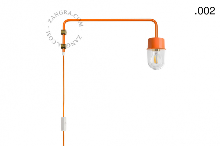 Aplique de pared naranja con brazo giratorio y globo de vidrio.