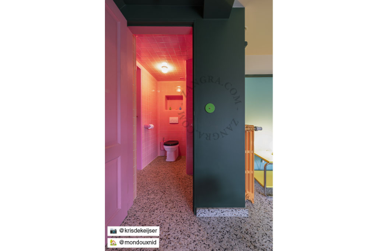 Runder grüner Druckschalter.