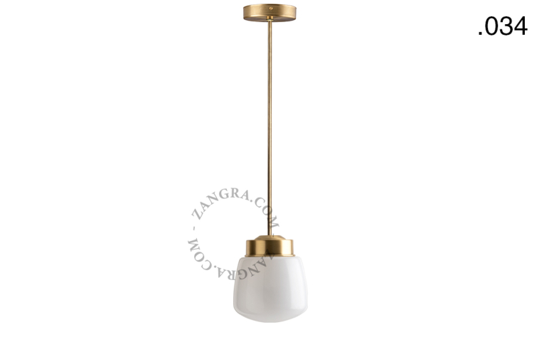 Retro mosiężna lampa wisząca ze szklanym kloszem.