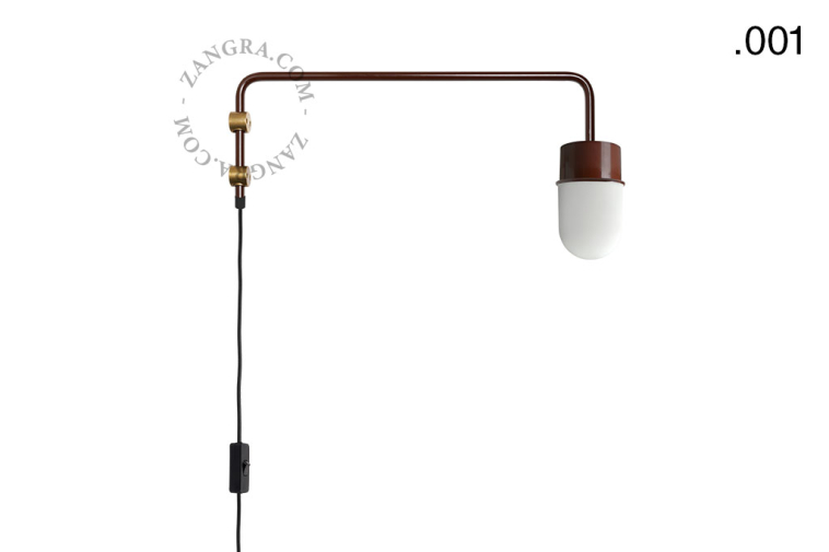 Bruine pivoterende wandlamp met zwenkarm.