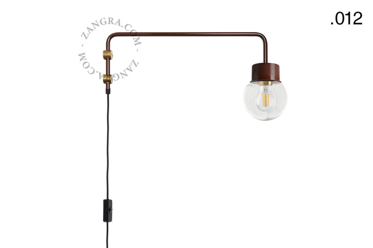 Bruine pivoterende wandlamp met zwenkarm.