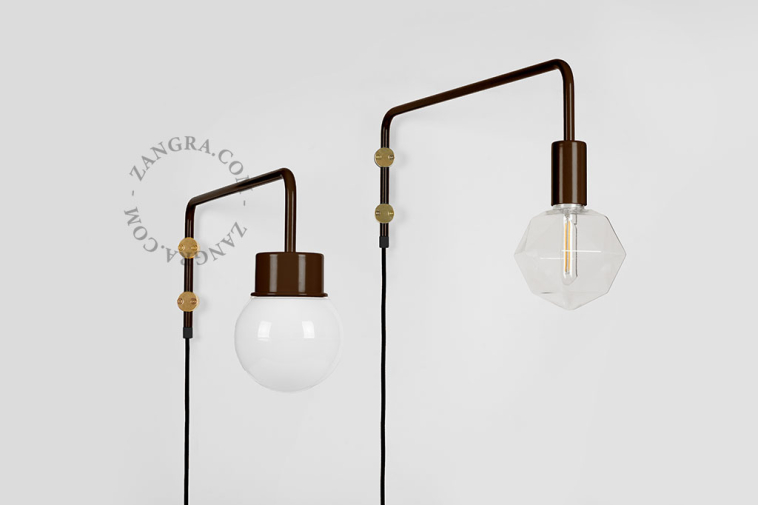 Bruine pivoterende wandlamp met zwenkarm.