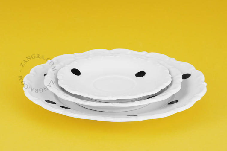 Svartprickigt porslinsfat– Ø 12 cm.