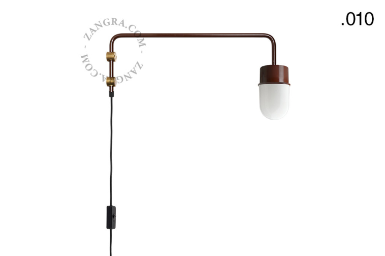 Bruine pivoterende wandlamp met zwenkarm.
