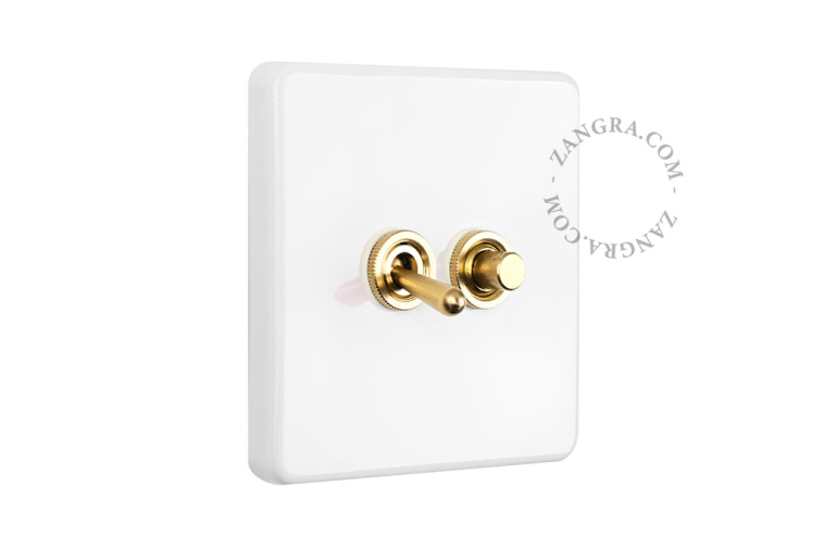Weißer quadratischer Schalter aus Porzellan.