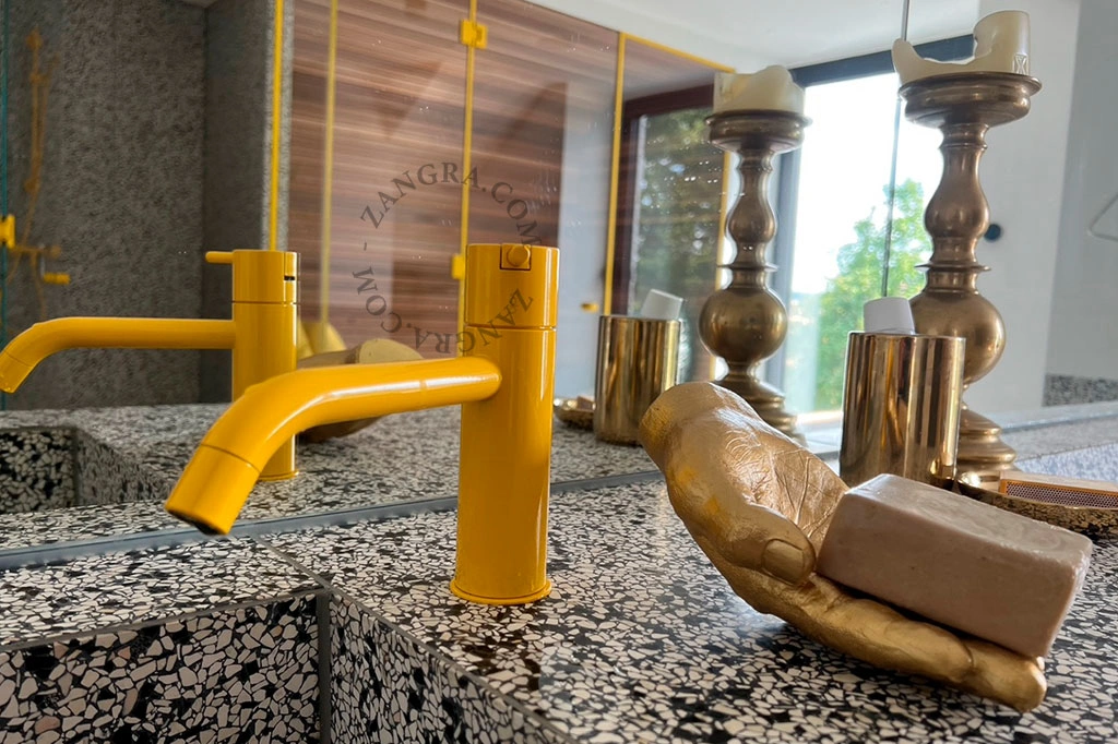 tigela de bugiganga dourada em forma de mão