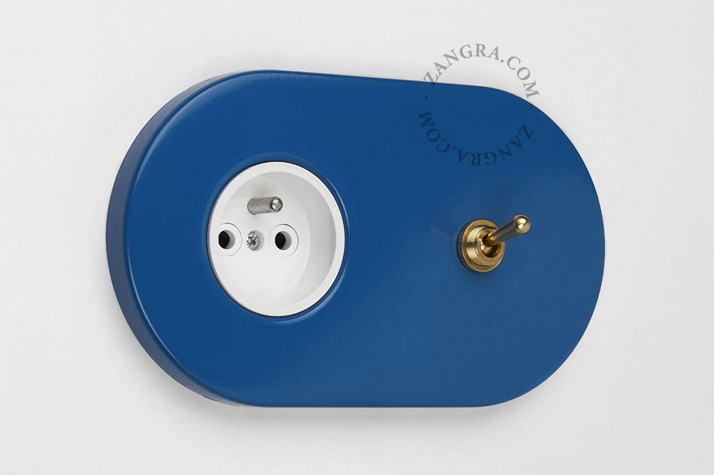 blauw stopcontact met goudkleurige enkelpolige- of wisselschakelaar
