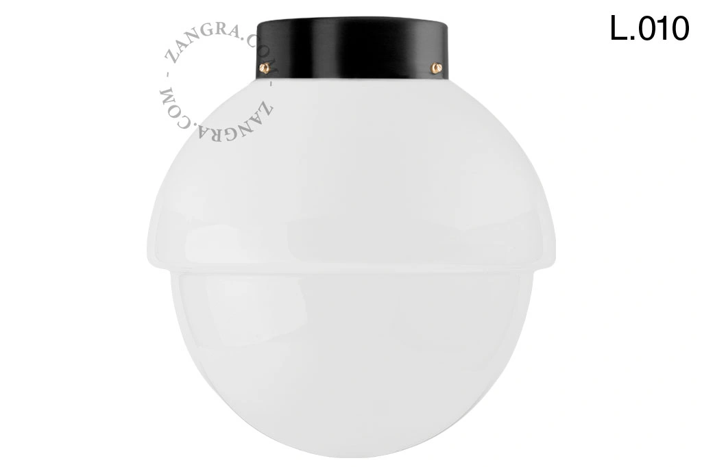 lampa z mosiądzu ze szklanym kloszem