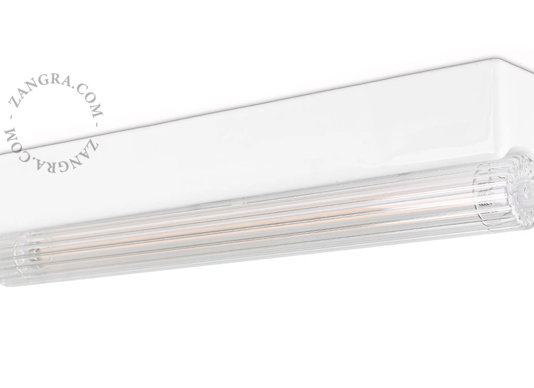 biała porcelanowa lampa