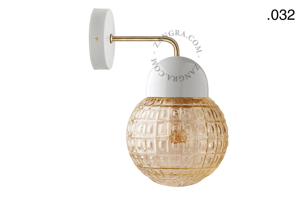 wandlamp van porselein en glas
