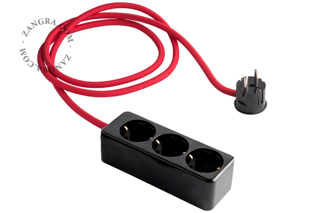 ficha macho CEE 7/7 em preto