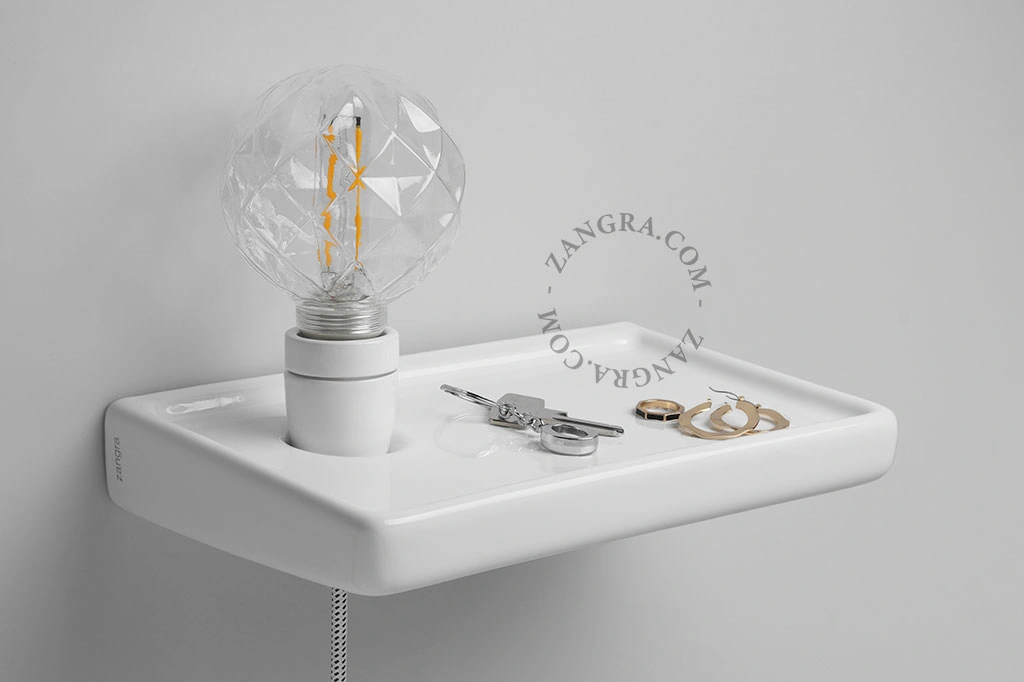 estante de pared de cerámica blanca con lámpara blanca incorporada