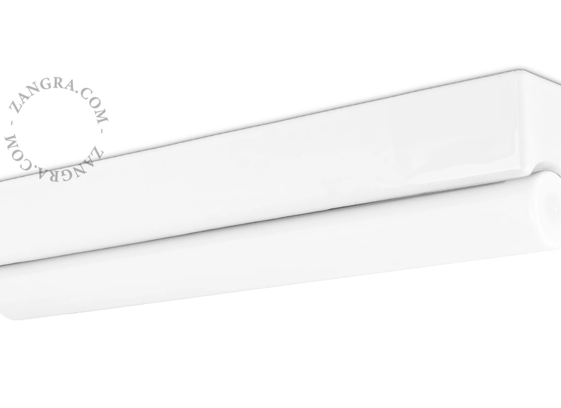 biała porcelanowa lampa