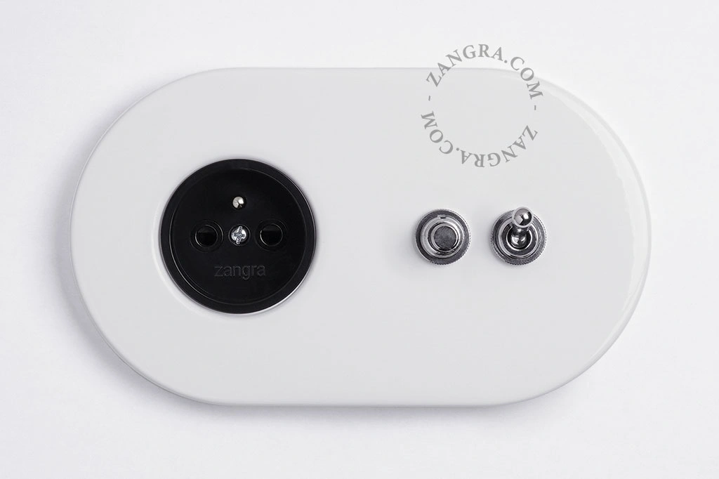 wit stopcontact met  zilverkleurige drukknop en tuimelschakelaar