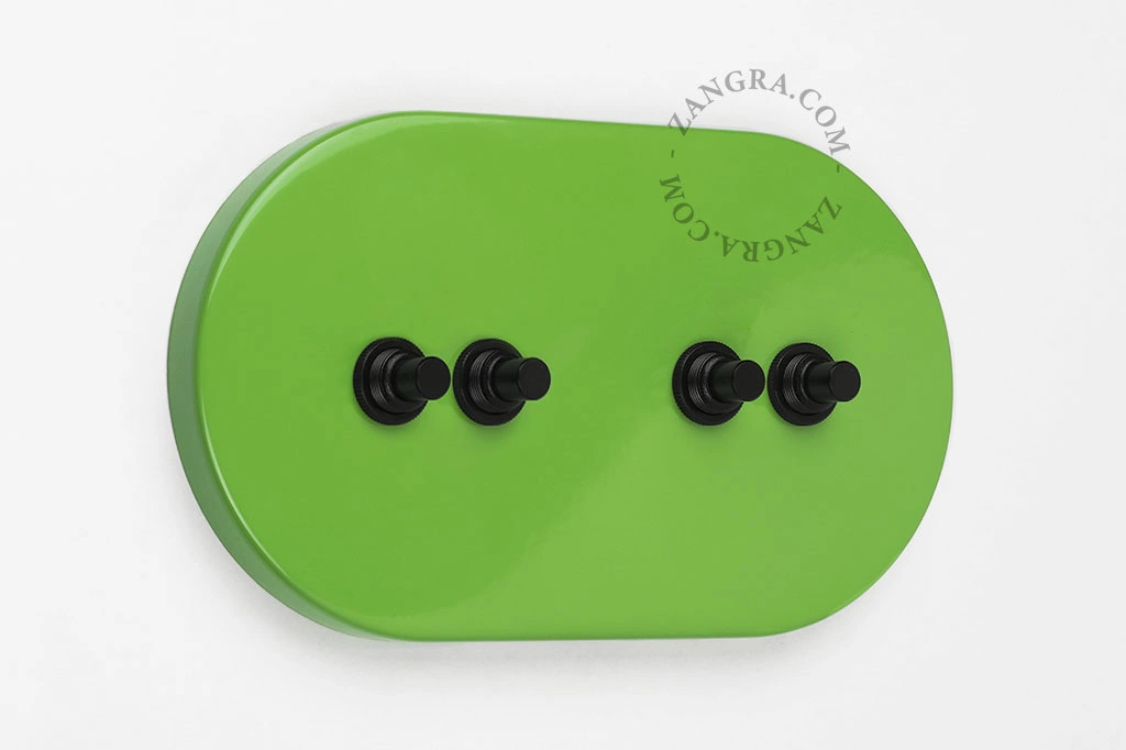 interrupteur vert - 4 boutons-poussoirs noirs