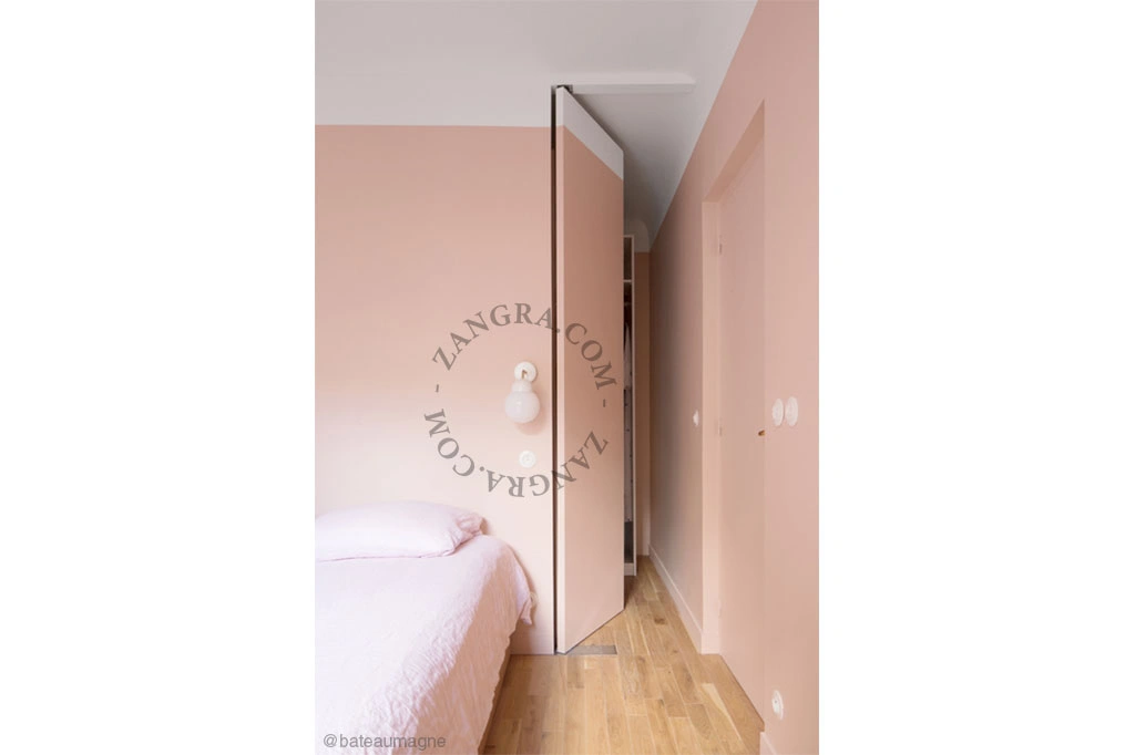 wandlamp van porselein en glas